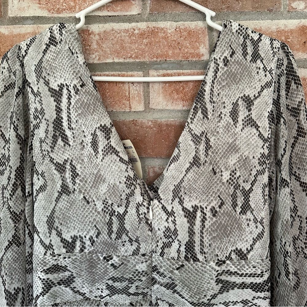 Express Cutout Long Sleeve A Line Dress NEW Women’s Small Gray Snakeskin Print - Picture 8 of 10